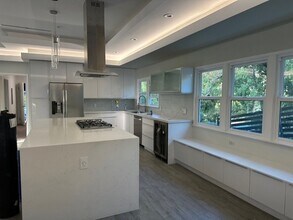 4929 Mecca Ave in Tarzana, CA - Foto de edificio - Building Photo