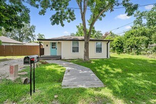 602 S 3rd St in La Porte, TX - Building Photo