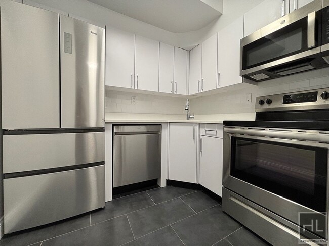 EAST 69 STREET, Unit 2B in New York, NY - Building Photo - Building Photo