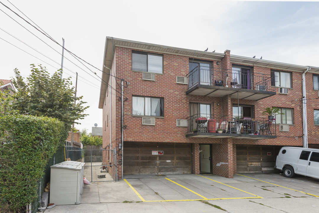 134-38 57th Rd in Flushing, NY - Foto de edificio