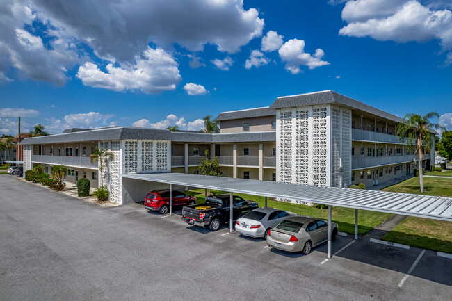 Tyrone Gardens Apartments & Condominimums in St. Petersburg, FL - Building Photo - Building Photo