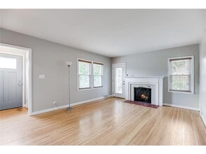 1588 W Highland Pkwy in St. Paul, MN - Building Photo - Building Photo