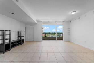 3232 SW 22nd Ter, Unit 604 in Miami, FL - Foto de edificio - Building Photo