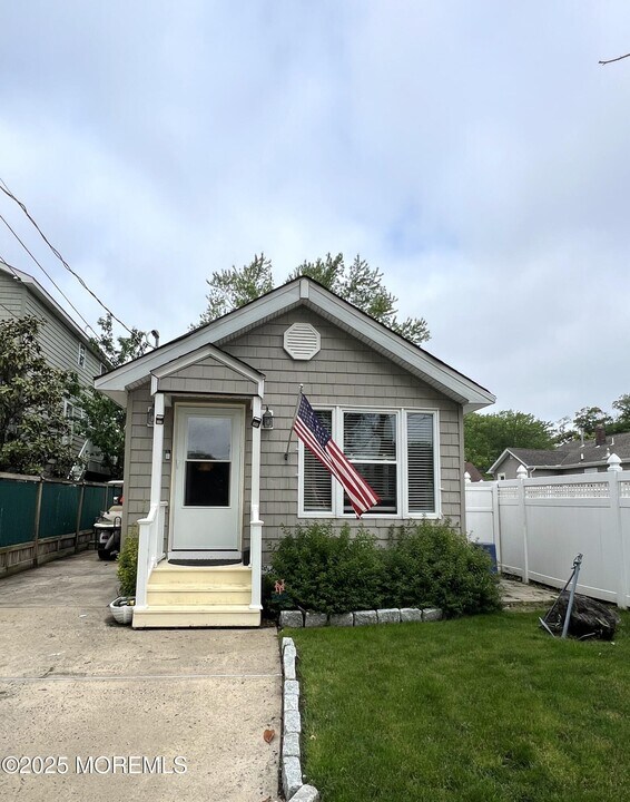 5 Riverview Ave in Long Branch, NJ - Building Photo