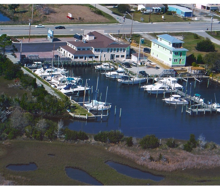 328 Cedar Pt in Swansboro, NC - Foto de edificio