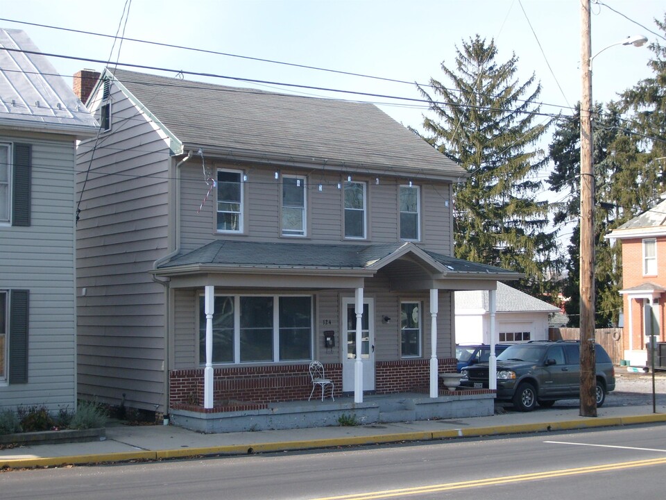 124 N Earl St in Shippensburg, PA - Building Photo