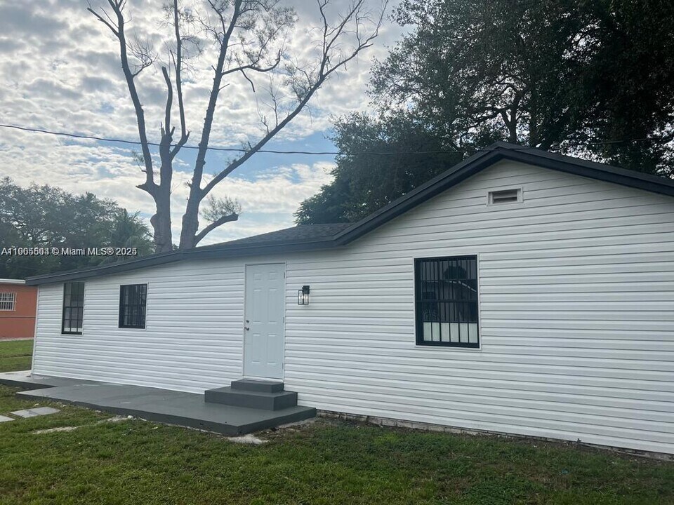 1934 NW 92nd St in Miami, FL - Building Photo