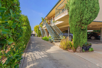 Mound Apartments in South Pasadena, CA - Foto de edificio - Building Photo