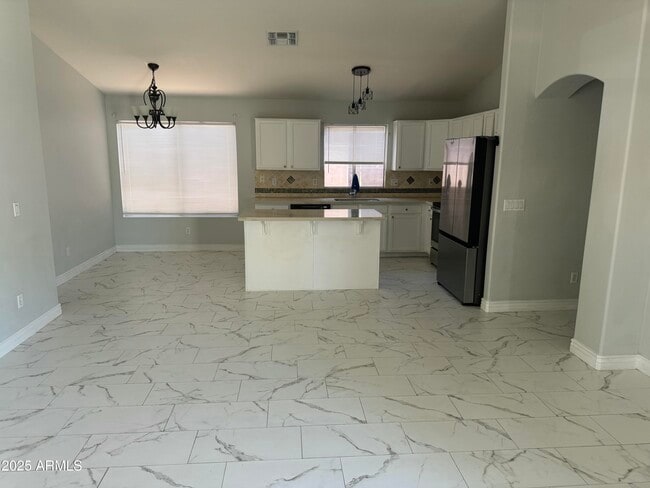 2221 E Union Hills Dr in Phoenix, AZ - Foto de edificio - Building Photo