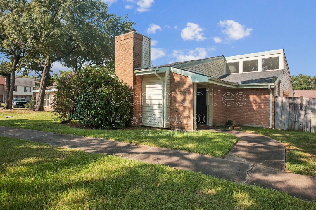 4802 Oak Hollow St in Baytown, TX - Building Photo