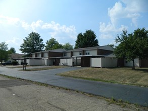 Presidential Apartments & Townhomes in Massillon, OH - Building Photo - Building Photo