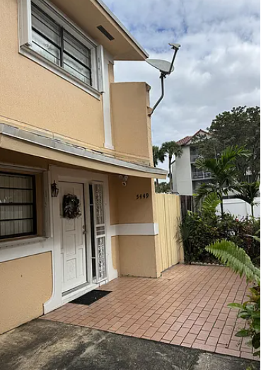 5449 W 26th Ave in Hialeah, FL - Foto de edificio