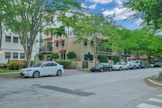 Villa San Marco in Coral Gables, FL - Foto de edificio - Building Photo