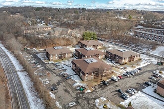 Crown Village in Meriden, CT - Foto de edificio - Building Photo