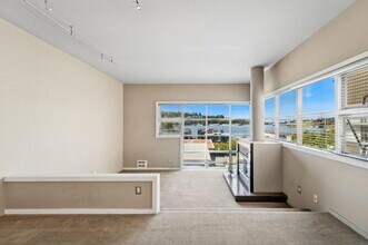 2364 Fairview Ave E in Seattle, WA - Building Photo - Building Photo