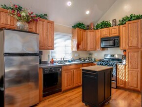 16145 Rayen St in Los Angeles, CA - Foto de edificio - Building Photo