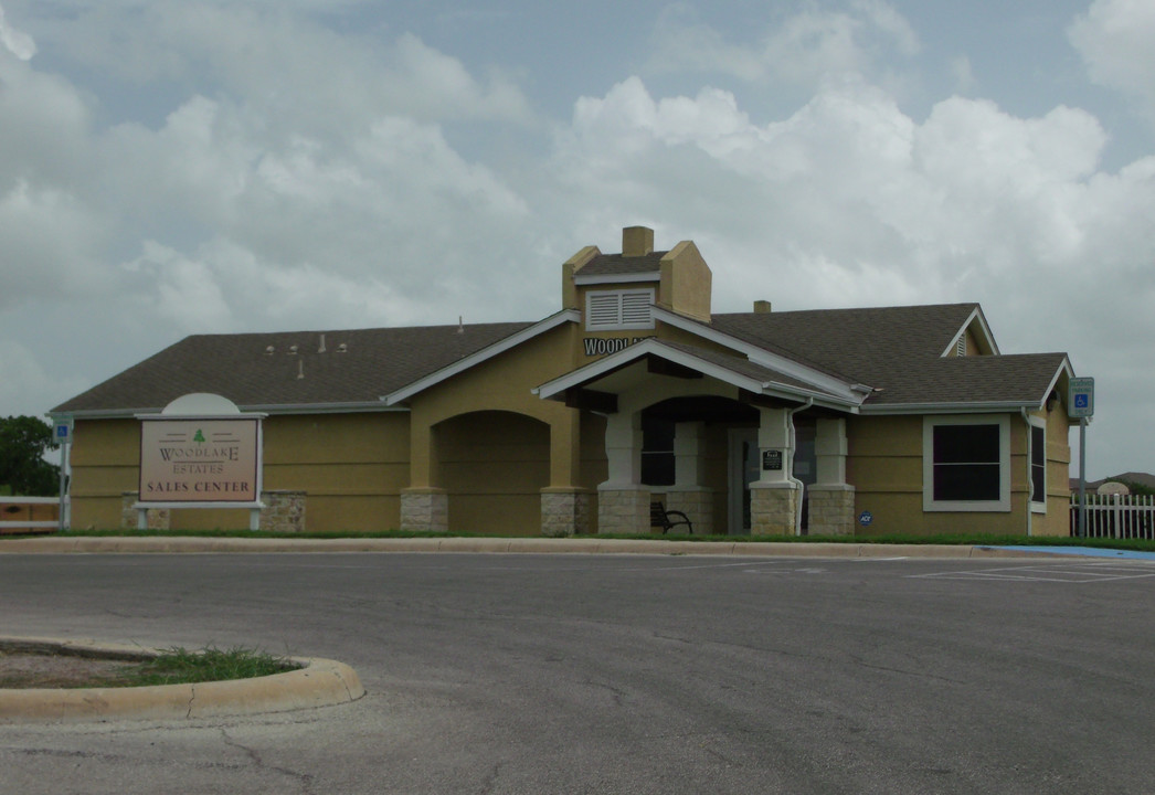 Woodlake Estates in San Antonio, TX - Building Photo