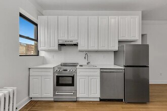 76 Carmine St in New York, NY - Building Photo - Building Photo