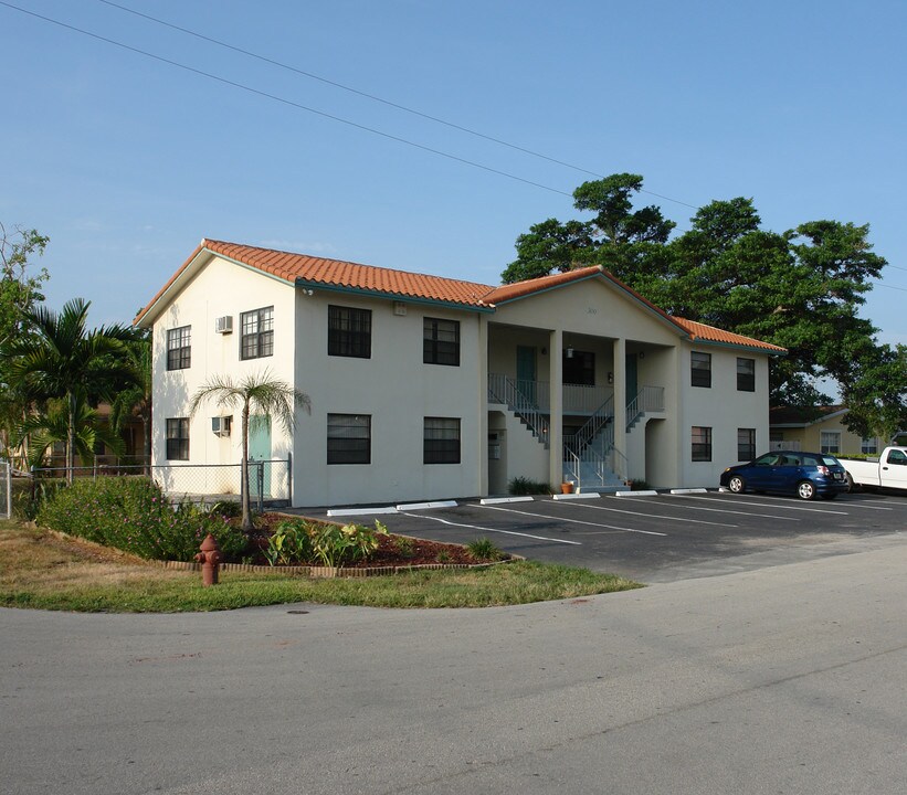 300 SW 14th St in Fort Lauderdale, FL - Building Photo