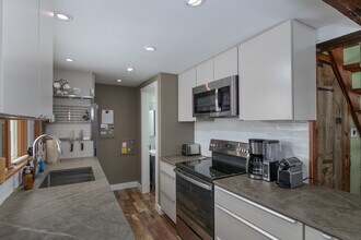 38 Snow Rd in Dover, VT - Foto de edificio - Building Photo