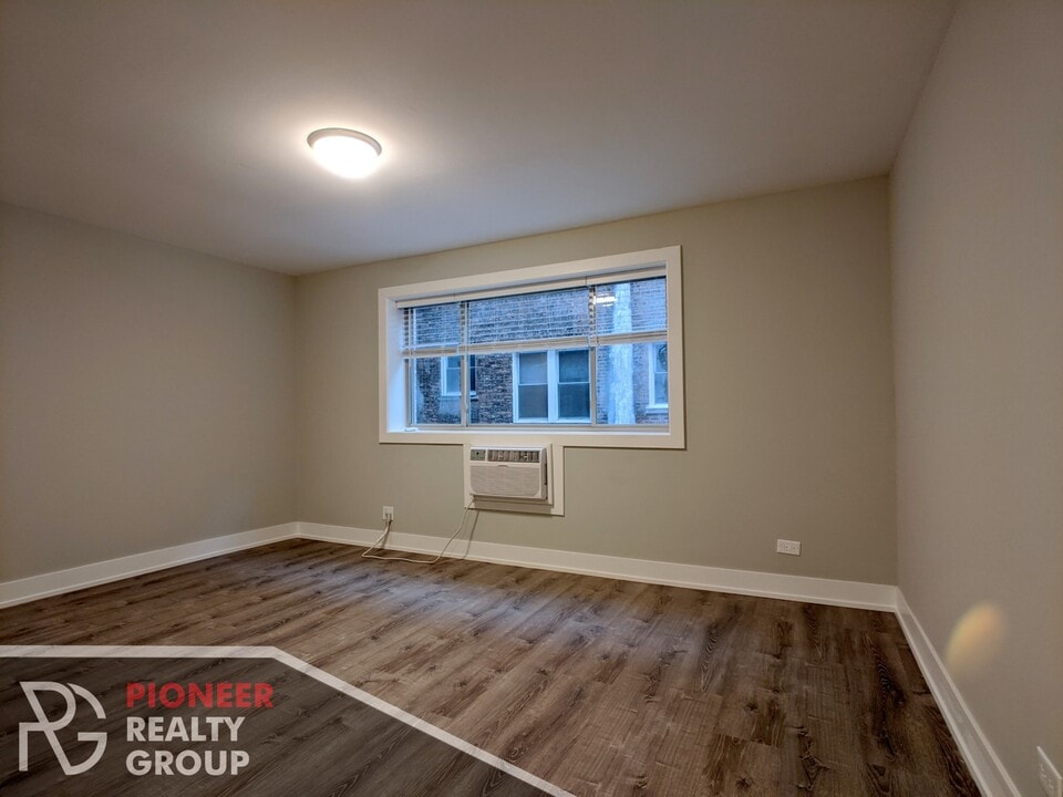 546 W Surf St, Unit 309 in Chicago, IL - Foto de edificio