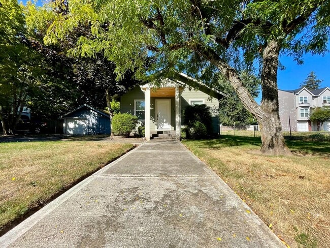 645 NE Roberts Ave in Gresham, OR - Building Photo - Building Photo