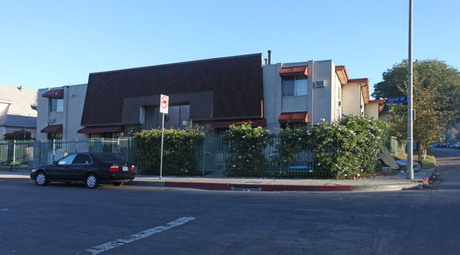 245 E Avenue 38 in Los Angeles, CA - Foto de edificio - Building Photo