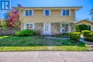 130 All Saints Crescent in Oakville, ON - Building Photo