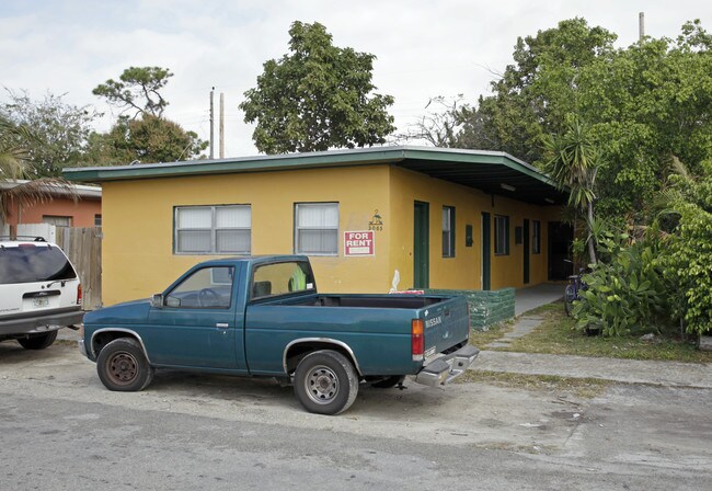 3061-3065 SW 27th Ln in Miami, FL - Foto de edificio - Building Photo