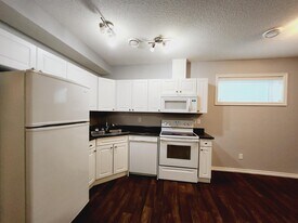 21912-21990 90 Ave NW in Edmonton, AB - Building Photo