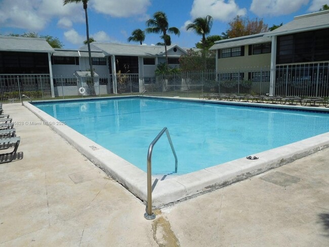 815 NE 199th St in Miami, FL - Building Photo - Building Photo