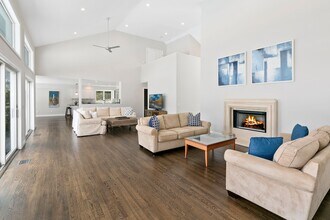 40 Hidden Cove Ct in Southampton, NY - Building Photo - Building Photo