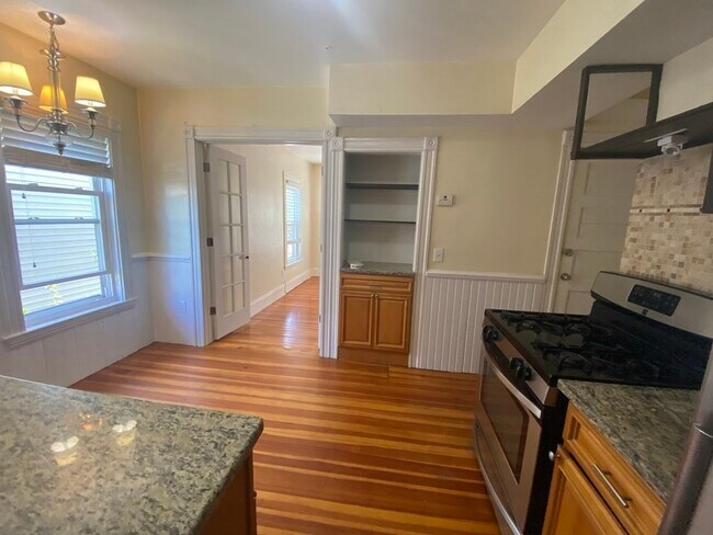 7 Oak Sq, Unit 2R in Boston, MA - Building Photo - Building Photo