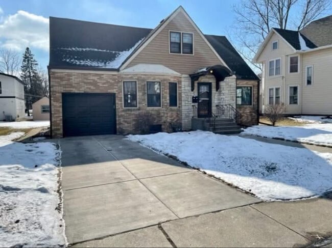 property at 302 W Main St