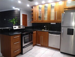 3856 S Circle Dr in Hollywood, FL - Building Photo - Building Photo