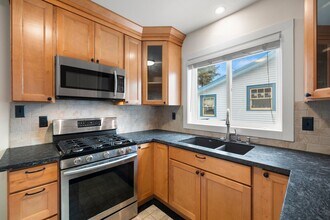 7036 SE 18th Ave in Portland, OR - Building Photo - Building Photo