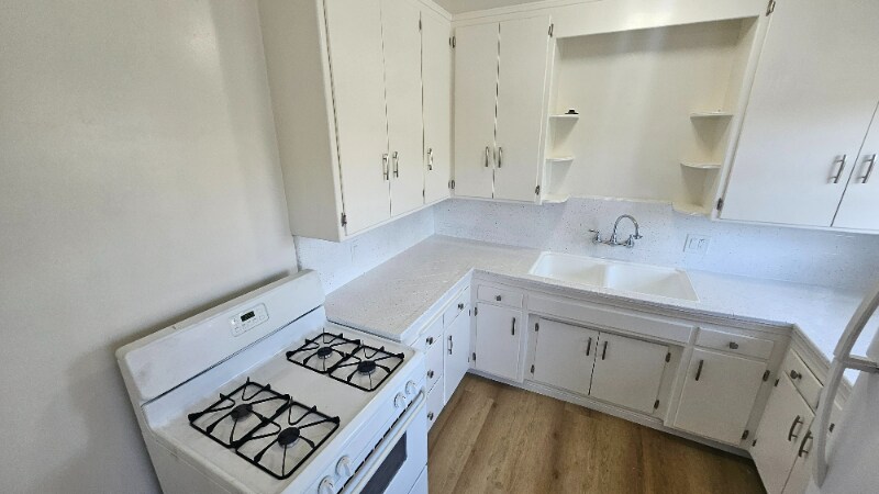 2985 San Marino St in Los Angeles, CA - Building Photo