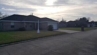 516 Shannon's Way in Bridge City, TX - Building Photo