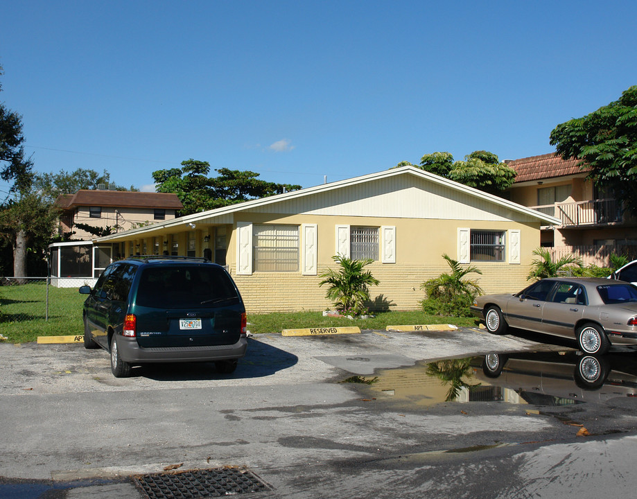 Francis Apartments in Miramar, FL - Building Photo