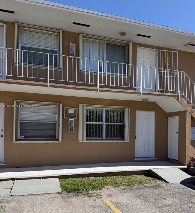 695 NW 44th Ave in Miami, FL - Building Photo - Building Photo