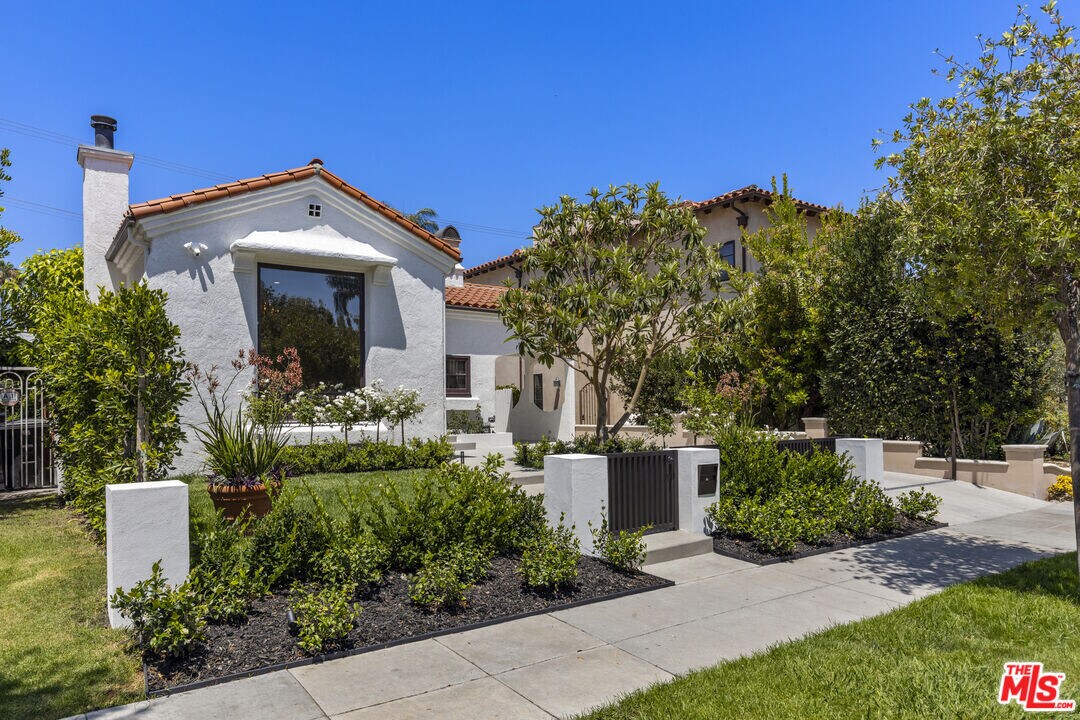 8607 Clifton Way in Beverly Hills, CA - Building Photo