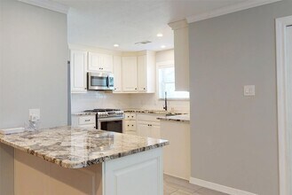 5850 Braesheather Dr in Houston, TX - Building Photo - Building Photo