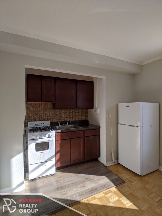 737 W Belmont Ave, Unit 305-RA in Chicago, IL - Building Photo