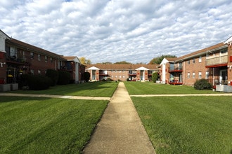 Farmingdale Gardens in Farmingdale, NJ - Foto de edificio - Building Photo