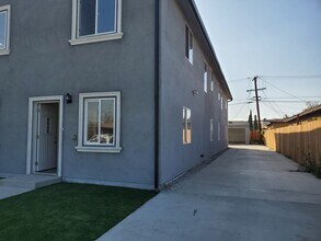 220 W 112th St in Los Angeles, CA - Foto de edificio - Building Photo