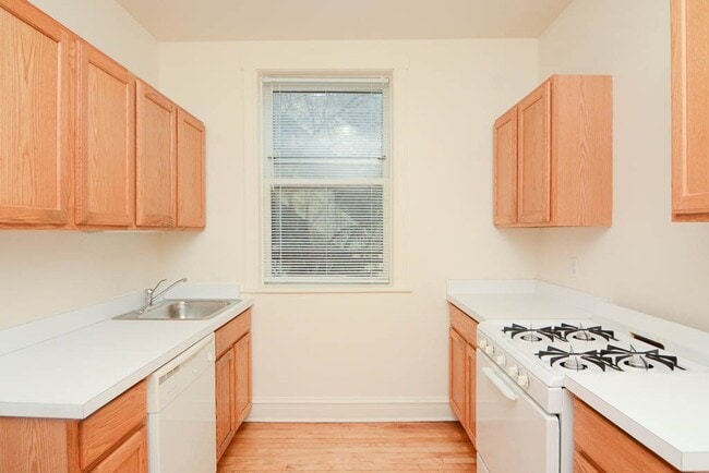 2443 W Sunnyside Ave in Chicago, IL - Building Photo - Building Photo