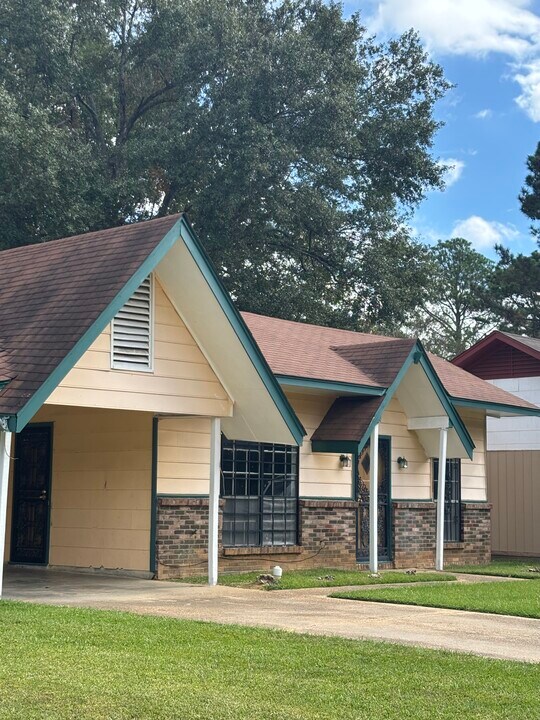 622 Lake Glen Pl in Jackson, MS - Building Photo