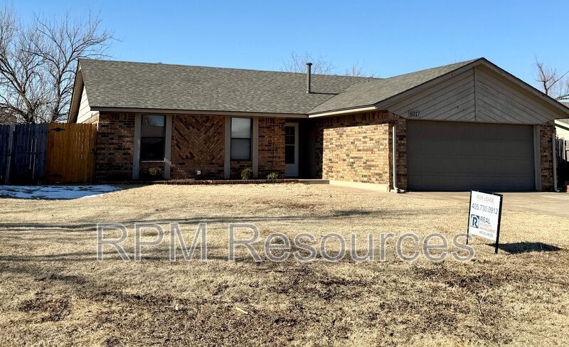 8317 Woodhue Dr in Oklahoma City, OK - Building Photo