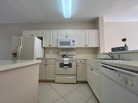 1932 Alamanda Way in Riviera Beach, FL - Building Photo