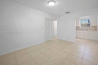 577 NE 82nd St-Unit -14 in Miami, FL - Building Photo - Building Photo